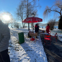 Rotes Ratsch-Bankerl bei Eis und Schnee, aber bester Laune